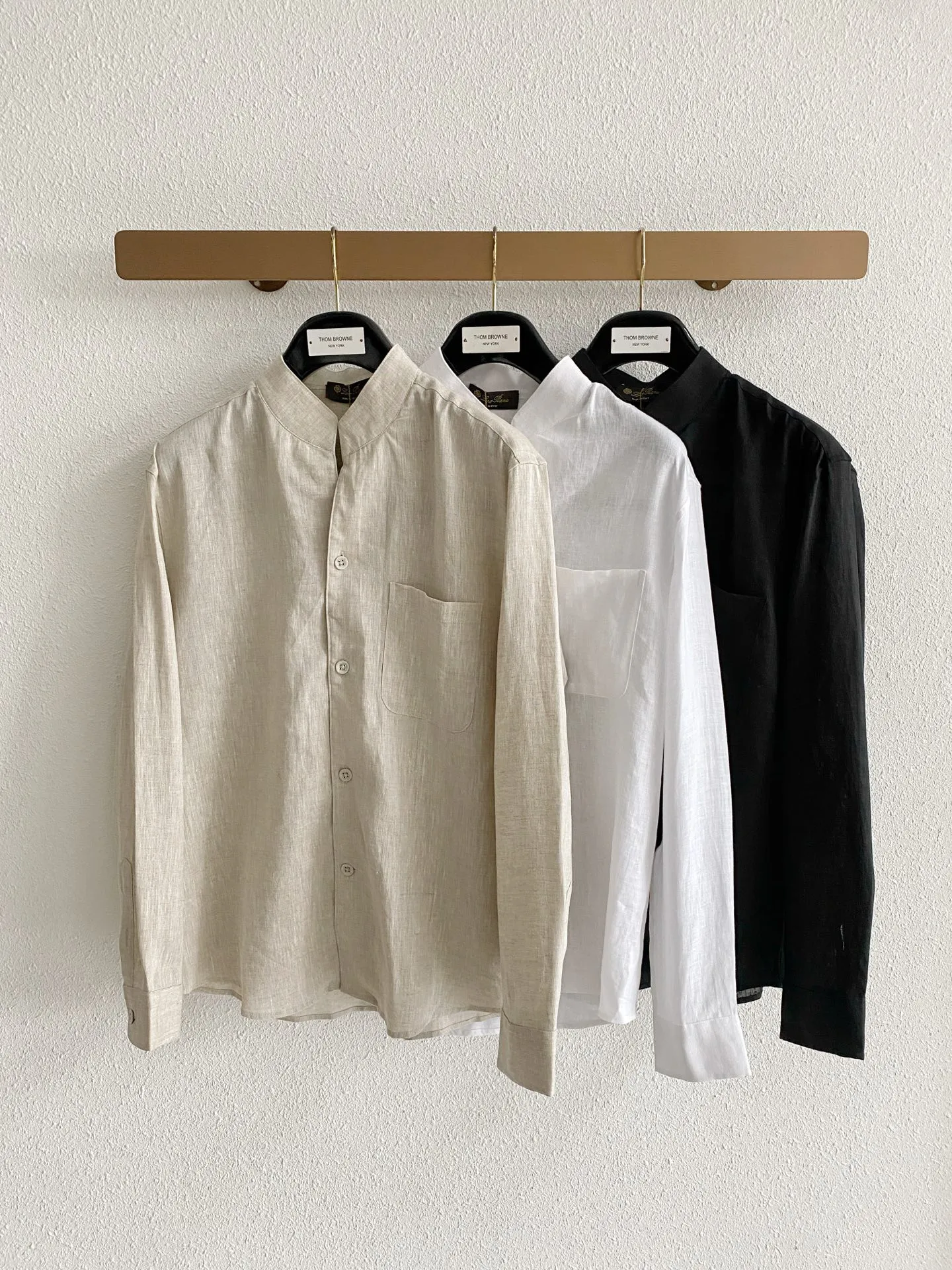 Loro Piana Linen Shirt Fabric: 100% dew linen, the original linen has clear texture, no excess coating, light and breathable, the core fabric for spring and summer, with natural distressed wrinkles, suitable for the relaxed old money style. Style and tailoring: Chinese-style small stand-up collar (Zhongshan stand-up collar), which weakens the toughness of traditional shirts, modifies the neck, and does not highlight the face; Slightly loose straight cut, not tight or pressing, suitable for wearing alone or stacking a vest; Square patch pocket on the left chest, simple and practical, no redundant printed logo, taking a minimalist and low-key route; Regular long-sleeved cuffs can be rolled up to create a casual atmosphere. Color selection: Three colors (primary hemp Beige, pure white, matte black), covering all commuting and leisure scenes. Style positioning: New Chinese style casual, Italian light business, daily relaxed wear, same style unisex version for men and women. Sizes:M-4XL